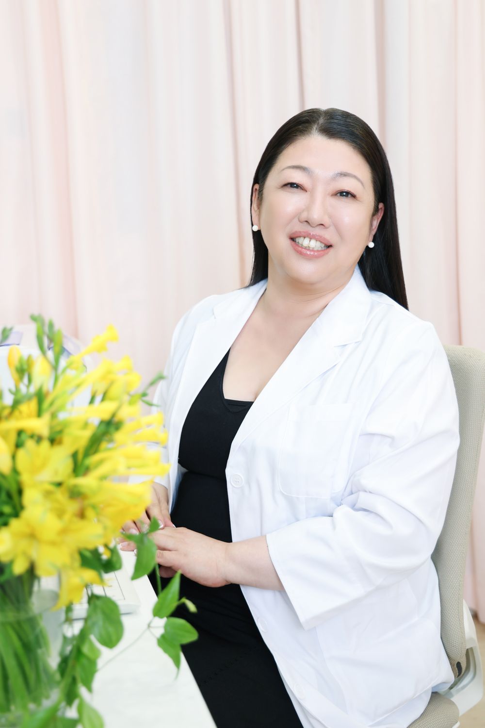 白衣姿でほほえむ海老根真由美院長