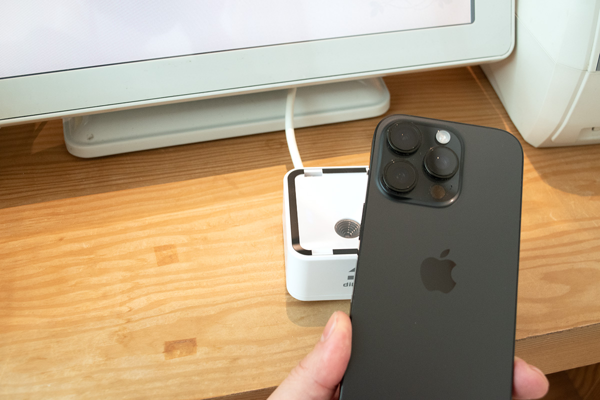 コードリーダーかざす画像